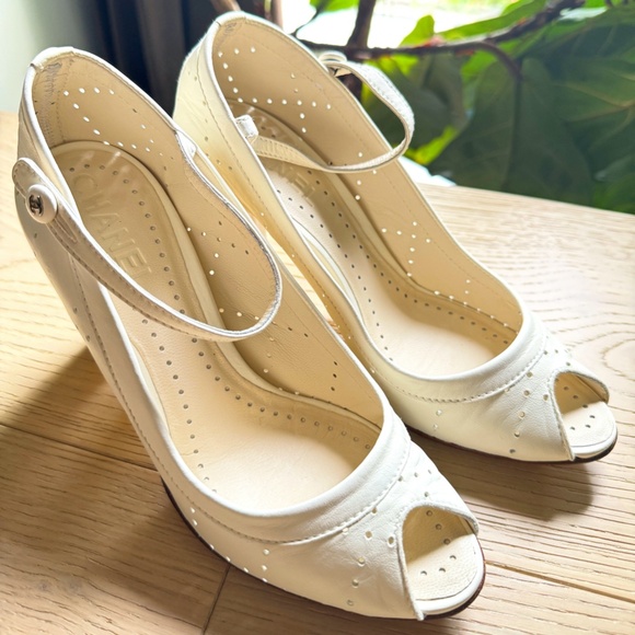 Chanel, cream lambskin, peep toe, size 38 - Picture 1 of 9
